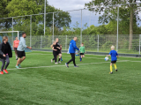 Laatste training S.K.N.W.K. JO7-1 (partijtje tegen de ouders) van maandag 27 mei 2024 (137/180)